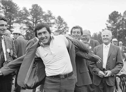 Fuzzy Zoeller ayuda a Ballesteros a ponerse su primera chaqueta verde, en Augusta, en 1980.