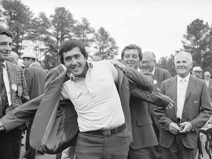 Fuzzy Zoeller ayuda a Ballesteros a ponerse su primera chaqueta verde, en Augusta, en 1980.