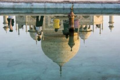 El Taj Mahal, en Agra (India), reflejado en uno de los estanques que rodean al famoso mausoleo.