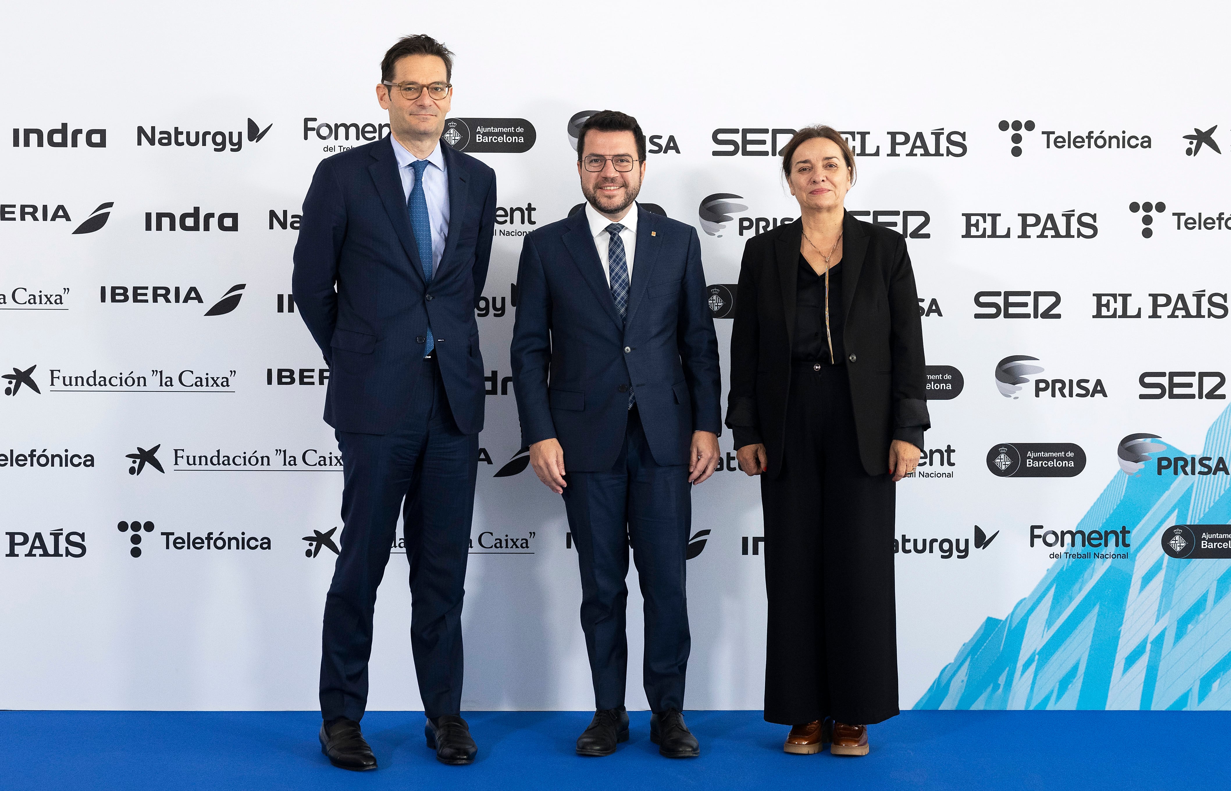 Joseph Oughourlian, presidente del Grupo Prisa, Pere Aragonès, expresidente de la Generalitat y Pepa Bueno, directora de EL PAÍS.