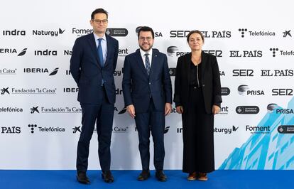 Joseph  Oughourlian, presidente del Grupo Prisa, Pere Aragonés, expresidente de la Generalitat catalana, y Pepa Bueno, directora EL PAÍS, este martes en el World in Progress Barcelona. 