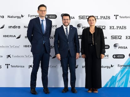 Joseph Oughourlian, presidente del Grupo Prisa, Pere Aragonès, expresident de la Generalitat y Pepa Bueno, directora de EL PAÍS.