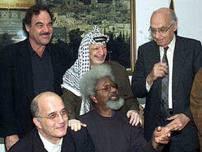 Arafat, durante su encuentro de ayer con intelectuales. De izquierda a derecha y de arriba a abajo, el estadounidense Oliver Stone, Arafat, el portugués José Saramago, el francés Christian Salmon y el nigeriano Wole Soyinka.