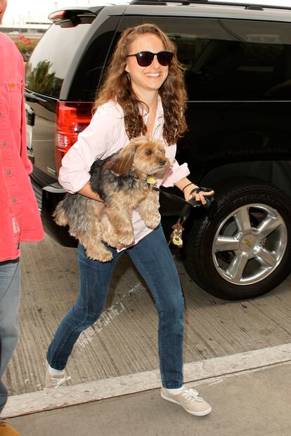 Natalie Portman está encantada con su mascota Whizz, un Yorkshire que hace las delicias de la actriz.
