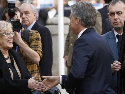 La alcaldesa de Madrid, Manuela Carmena, con el presidente de Argentina, Mauricio Macri.