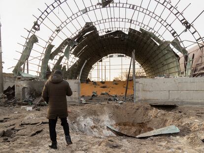Un hombre observaba el lunes un silo de grano dañado en un ataque nocturno ruso en Pisochin, cerca de Járkov, al noreste de Ucrania.