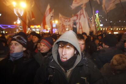 Manifestantes de la oposición bielorrusa protestan contra el fraude electoral en el centro de Minsk, capital del país.