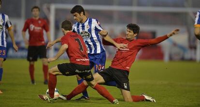 Juan Domínguez y Álvaro Corral durante el partido entre el Mirandés y el Deportivo de la Coruña