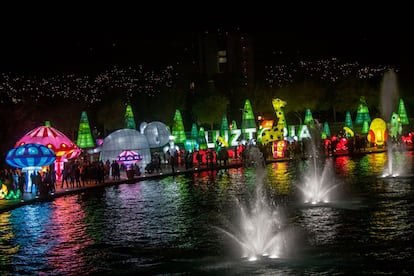 El Festival de Luces Navideñas de Monterrey se llama <a href="https://luztopia.mx/" target="_blank">Luztopía </a> y se celebra del 21 de noviembre al 12 de enero en el Parque Fundidora de la ciudad mexicana (de 16.00 a 23.00). Su tercera edición tiene como <i>leit motiv Viaje por el mundo</i>. Sus atracciones incluyen 200 figuras iluminadas, castillo, <i>mercadito</i>, árbol, espectáculos musicales, una villa navideña con la casa de Santa Claus e instalaciones interactivas, como el túnel mágico, con la luz y el color como protagonistas. La entrada general cuesta 60 pesos mexicanos (algo menos de tres euros).