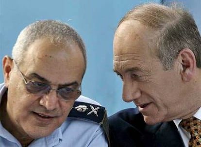 Ehud Olmert (derecha) charla con Dan Halutz el pasado agosto durante una ceremonia militar en Tel Aviv.