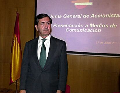 El presidente de Repsol YPF, Alfonso Cortina, antes de la rueda de prensa previa a una junta de accionistas.