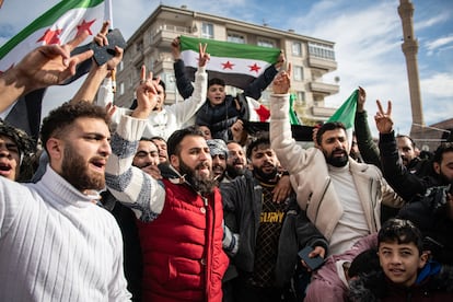 Refugiados sirios celebran la caía del régimen de El Asad en Ankara (Turquía), el 8 de diciembre de 2024.