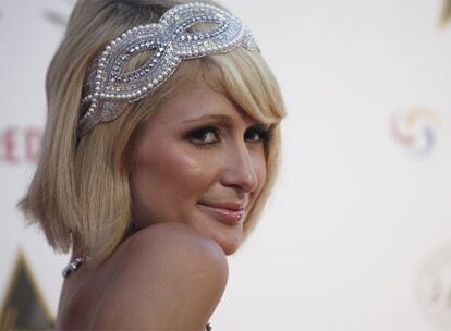 La celebridad mediática Paris Hilton asiste a la fiesta Hollywood Dominó, el acontecimiento social más importante del lunes en la sede francesa de la muestra de cine.