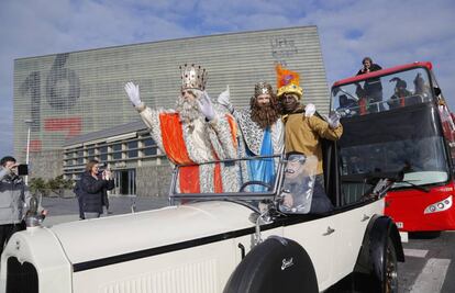 Llegada de los Reyes Magos a San Sebastián con el Palacio Kursaal de fondo.