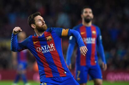 El jugador del Barcelona Leo Messi celebra uno de sus goles marcados al Osasuna.