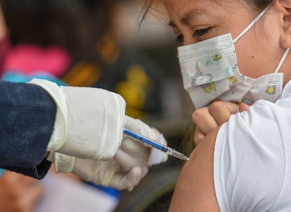 Una niña recibe la vacuna contra la covid-19, el 5 de julio de 2022.