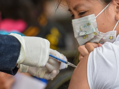 Una niña recibe la vacuna contra la covid-19, el 5 de julio de 2022.