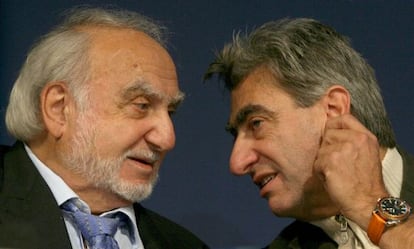 Nicolas Hayek (izquierda), fundador de Swatch, falleció en 2010. Aquí, junto a su hijo Nick, durante una conferencia en 2007.