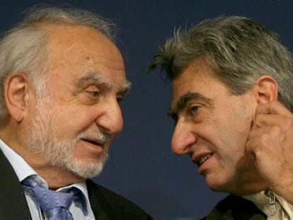 Nicolas Hayek (izquierda), fundador de Swatch, falleci&oacute; en 2010. Aqu&iacute;, junto a su hijo Nick, durante una conferencia en 2007.