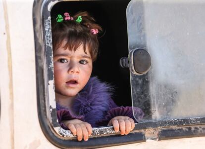 Una niña siria espera a ser evacuada junto a su familia de los campos de refugiados en la localidad libanesa de Arsal (Líbano),el 28 de junio.