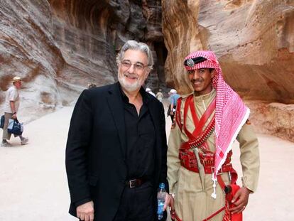 Plácido Domingo, con un miembro de la Guardia Real jordana en el desfiladero de Petra. El festival ha reunido al tenor español, la canadiense Diana Krall, el libanés Mika y el argelino Khaled.