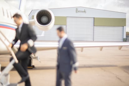 The crew boards the aircraft in front of the Harrods luxury hangar at Luton Airport (United Kingdom).