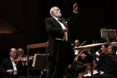 Krzysztof Penderecki, con la Orquesta Filarmónica de Israel.
