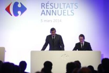 El consejero delegado de Carrefour, Georges Plassat (a la izquierda), y el responsable financiero de la compañía, Pierre-Jean Sivignon, en la presentación de resultados de 2013, hoy en París.