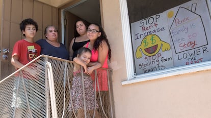 La familia Rodríguez posa junto a carteles de protesta en contra del incremento de 60% en el alquiler, en Los Ángeles (California), en una fotografía de archivo.