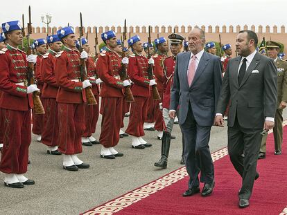 Don Juan Carlos y el rey Mohamed VI, a su llegada al Palacio Real de Marraquech.