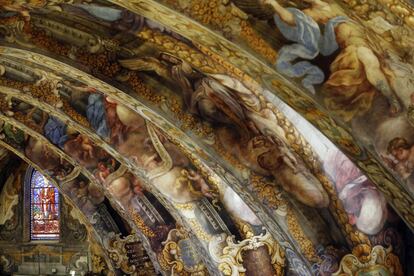 Las pinturas abigarradas, los angelotes y las rocallas de contornos florales de la iglesia de San Nicolás han vuelto a salir a la luz en todo su esplendor gracias a la profunda rehabilitación cuyo coste ha ascendido a 4,7 millones de euros.