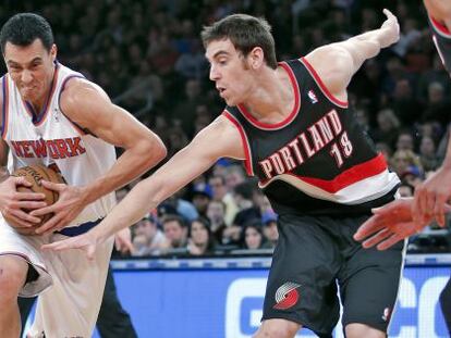 Claver, con la camiseta de Portland, defiende a Prigiani.