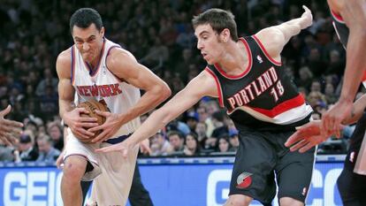 Claver, con la camiseta de Portland, defiende a Prigiani.