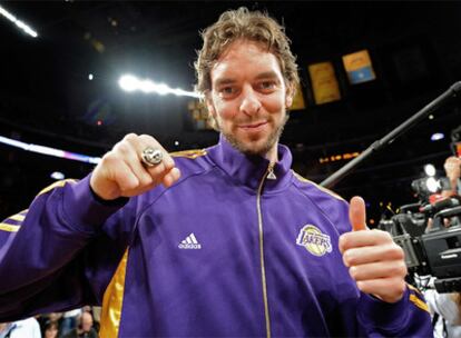 Pau Gasol, con su anillo de campeón de la NBA.