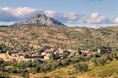 Vista de Idanha-a-Velha y, al fondo, la villa de Monsanto en lo alto de la montaña.