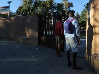 Dos menores migrantes, a la entrada del centro de primera acogida de Hortaleza.
