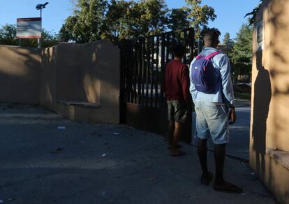 Dos menores migrantes, a la entrada del centro de primera acogida de Hortaleza.