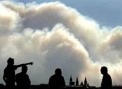 La ciudad de Santiago envuelta en el humo de los fuegos, en agosto del año pasado.