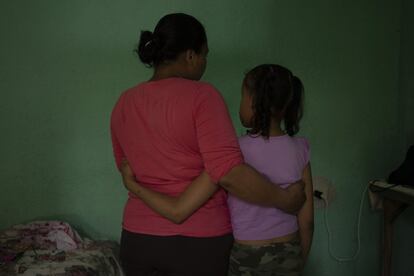 Esta migrante hondureña y su hija de 9 años, que padece una discapacidad cognitiva, permanecen en este refugio. Ambas salieron hace tres meses de Honduras y también las devolvieron a Reynosa. “Uno lo que mejor busca es bien para sus hijos, pero lo vienen a tirar al puente como si no fuera nada. Lo cruzan a México y ahí lo dejan a uno. A ellos no les importa pero deberían de tener prioridad para los niños que están así discapacitados”.