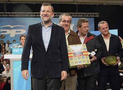 Mariano Rajoy, en Alcázar de San Juan, con unos agricultores que le regalaron productos de la tierra.