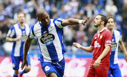 Ryan Babel celebra un gol contra el Sevilla.