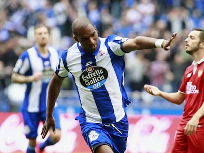 Ryan Babel celebra un gol contra el Sevilla.