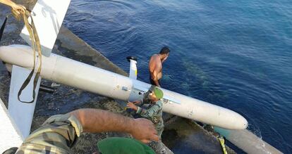 Militares libaneses retiran un dron caído en el puerto de Trípoli en 2015.