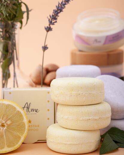 Alme Organic. El día de la Madre puede ser también una buen oportunidad para cuidar el planeta. Un gesto tan simple como reducir el número envases a la hora del baño ayuda a eliminar drásticamente los residuos que generamos en nuestro día a día. Con este kit personalizable de Ducha Sólida, formulado con ingredientes de kilómetro 0 que sustituyen los plásticos por cartón reciclado, será un modo efectivo y asequible de hacerlo: contiene un jabón artesanal Springflower para el cuerpo, un champú sólido a elegir (para cabello normal, graso o seco) y un acondicionador también en pastilla.