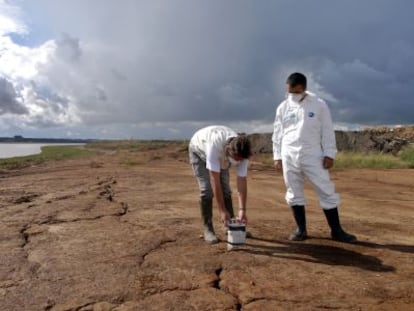 Dos operarios realizan medidas de radiaci&oacute;n en Huelva, en 2007. 