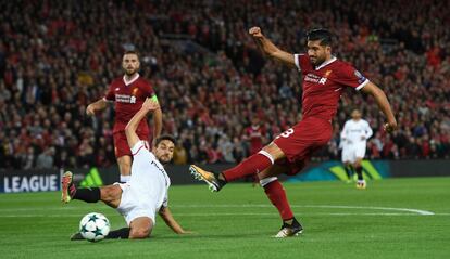 Emre Can, del Liverpool, lanza el balón ante la oposición del defensa del Sevilla.
