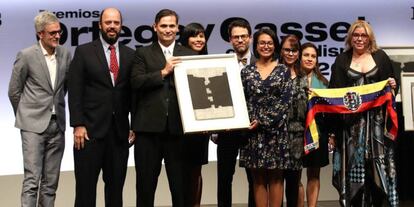 El equipo de 'El Pitazo' recoge el premio a Mejor Cobertura Multimedia.