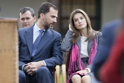 El Príncipe habla a Letizia durante la ceremonia de inauguración del aniversario número 400 de la fundación de Santa Fe, Nuevo México (Estados Unidos).