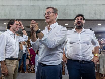 Desde la izquierda, José María Aznar, Alberto Núñez Feijóo y Fernando López Miras, el miércoles en un acto de campaña en Murcia.