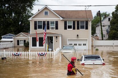 Un miembro del equipo de rescate de New Market Volunteer Fire Company atraviesa una calle tras una inundación repentina causada por la tormenta tropical Henri, en Nueva Jersey, EE UU.